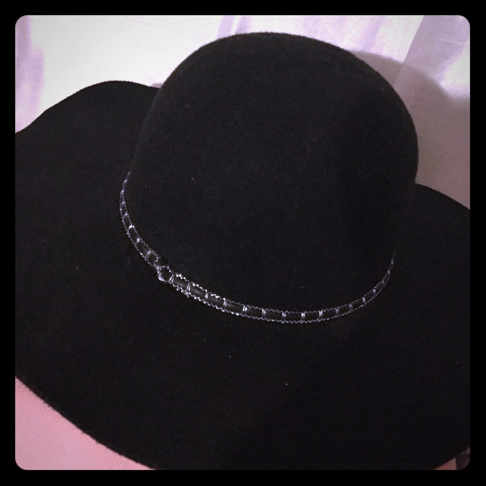 👒Black hat with silver trim!